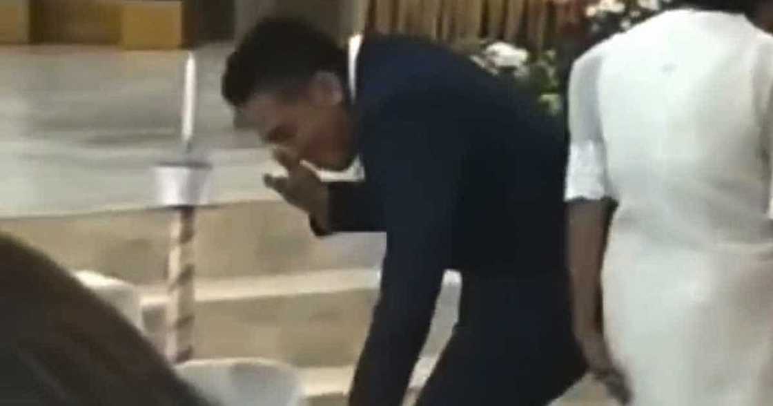 Viral ang video ng isang groom na animo'y nakalimutan na siya pala ang ikakasal; naupo sa lugar ng mga parents Viral ang video ng isang groom na animo'y nakalimutan na siya pala ang ikakasal; naupo sa lugar ng mga parents