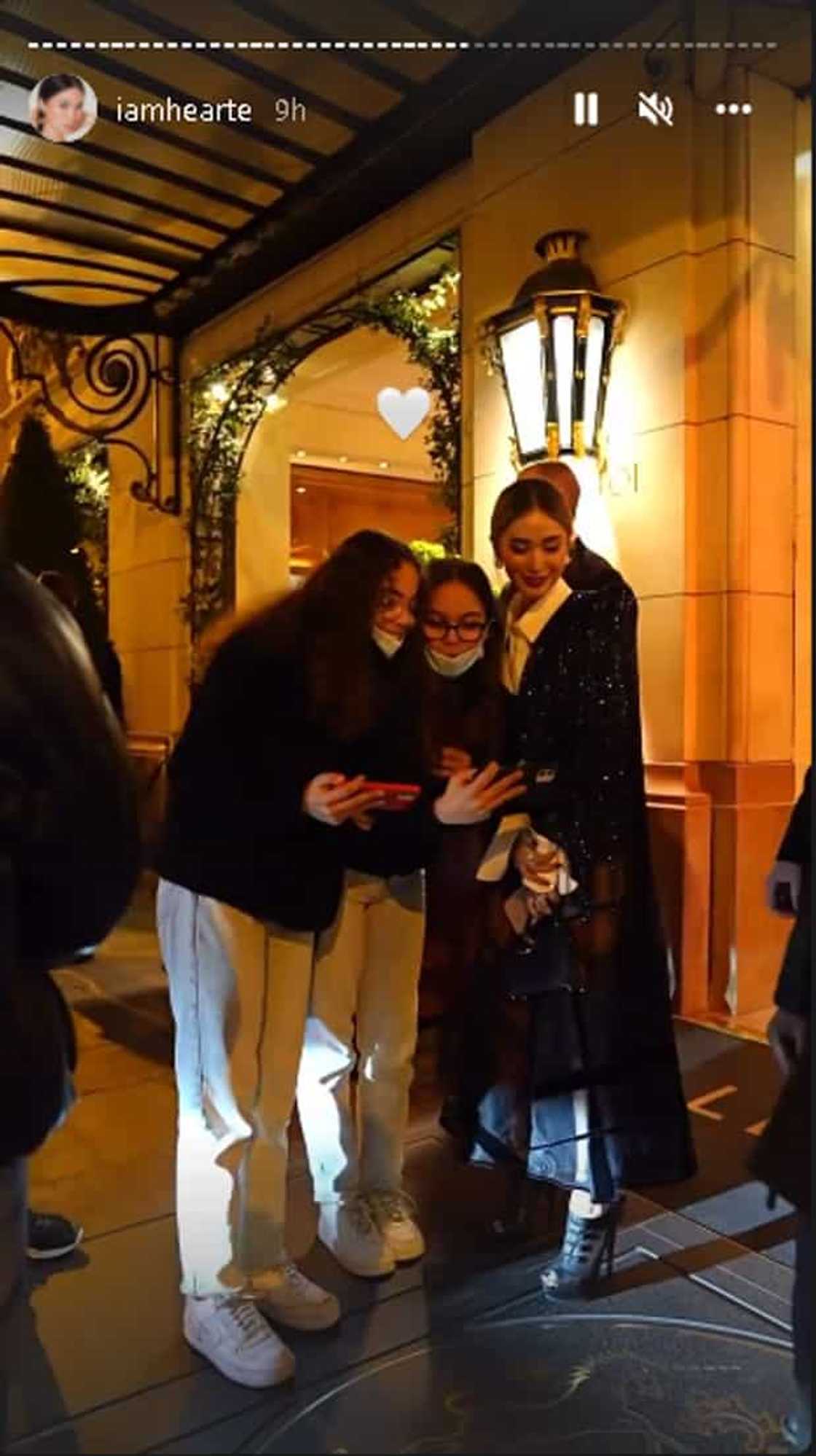 Heart Evangelista, nagmistulang international celeb; foreigners nagpapa-picture na sa kanya Heart Evangelista, nagmistulang international celeb; foreigners nagpapa-picture na sa kanya