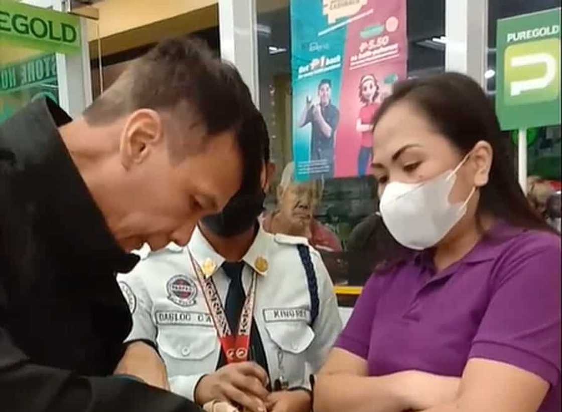 Puregold naglabas ng statement sa viral video: "We really feel bad para kay Tatay" Puregold naglabas ng statement sa viral video: "We really feel bad para kay Tatay"
