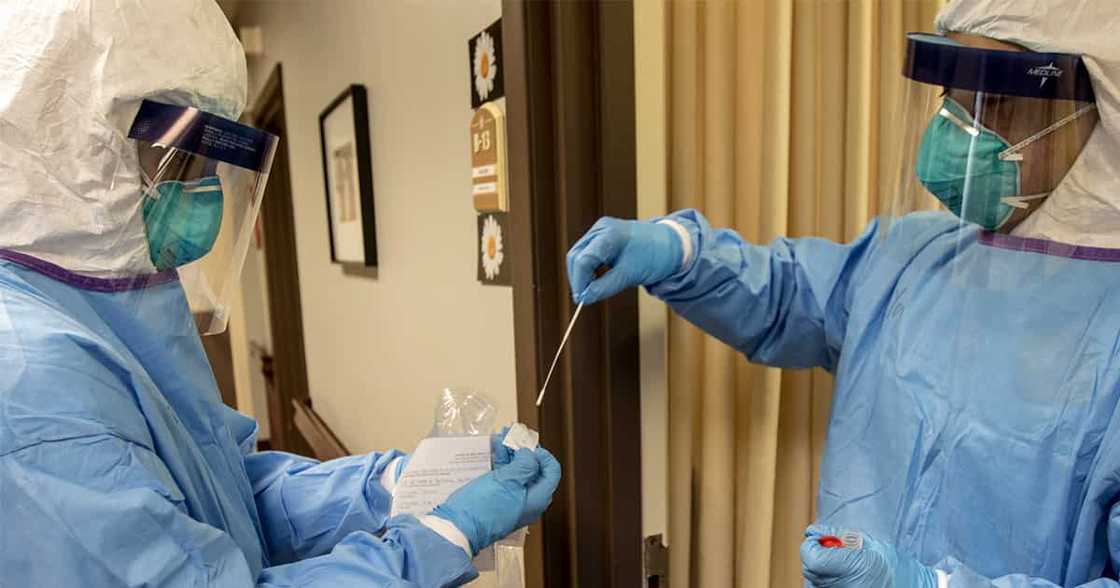 Kakaibang pag-swab test sa isang babae, viral na sa social media Kakaibang pag-swab test sa isang babae, viral na sa social media
