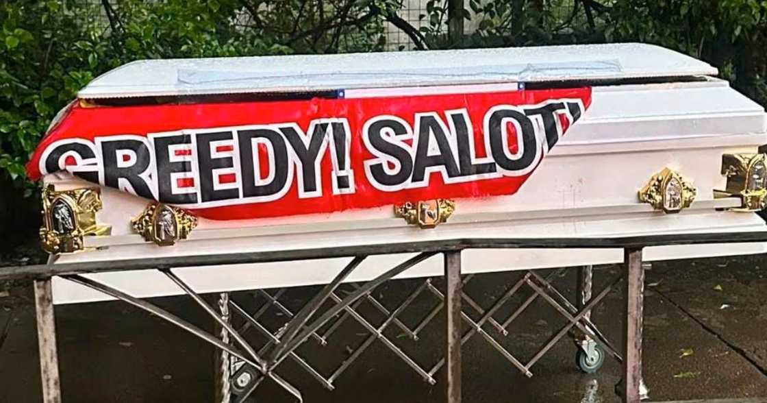 Babae sinita sa kalsada matapos mag-iwan ng kabaong kasama ang dalawang lalaki Babae sinita sa kalsada matapos mag-iwan ng kabaong kasama ang dalawang lalaki