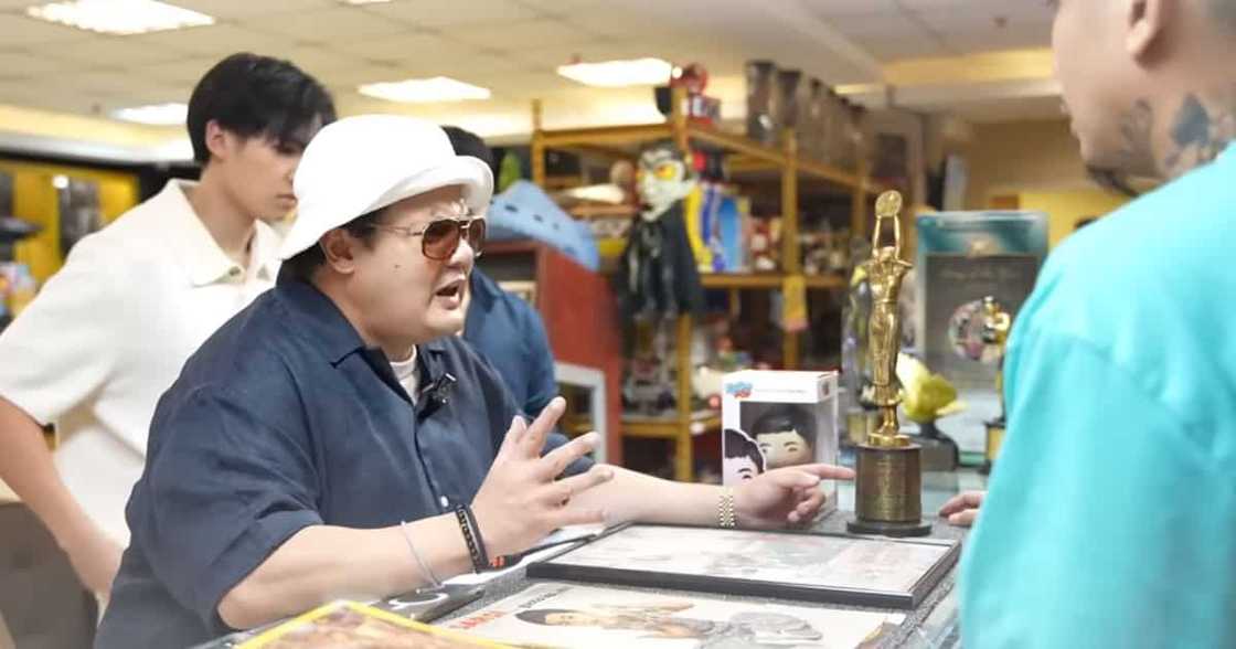 Niño Muhlach, ibinenta FAMAS trophy kay Boss Toyo: “Aalagaan mo yan” Niño Muhlach, ibinenta FAMAS trophy kay Boss Toyo: “Aalagaan mo yan”