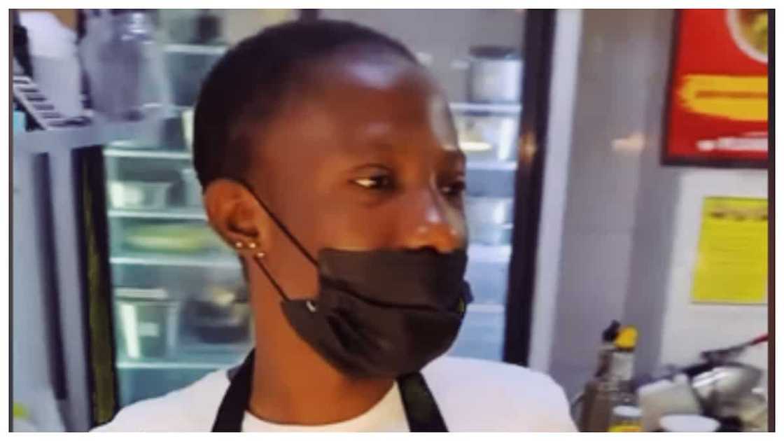 Viral African na nagtitinda ng mga pagkaing Pinoy sa Dubai, kinagiliwan ng netizens Viral African na nagtitinda ng mga pagkaing Pinoy sa Dubai, kinagiliwan ng netizens