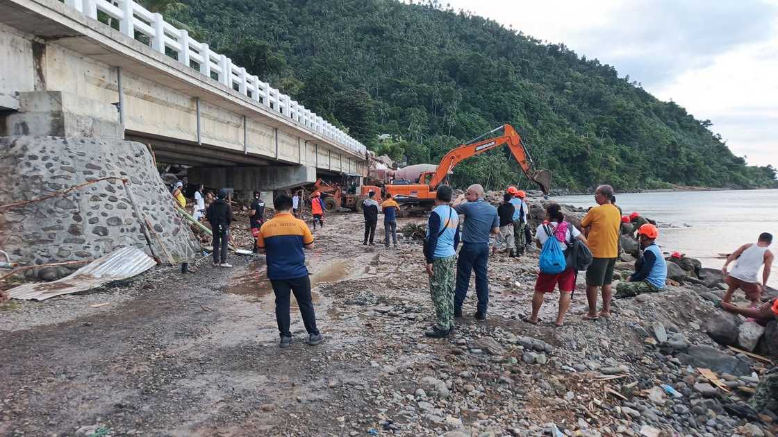Foreman, pinaniniwalaang natabunan ng lupa sa Leyte—rescue ops tuloy pa rin Foreman, pinaniniwalaang natabunan ng lupa sa Leyte—rescue ops tuloy pa rin