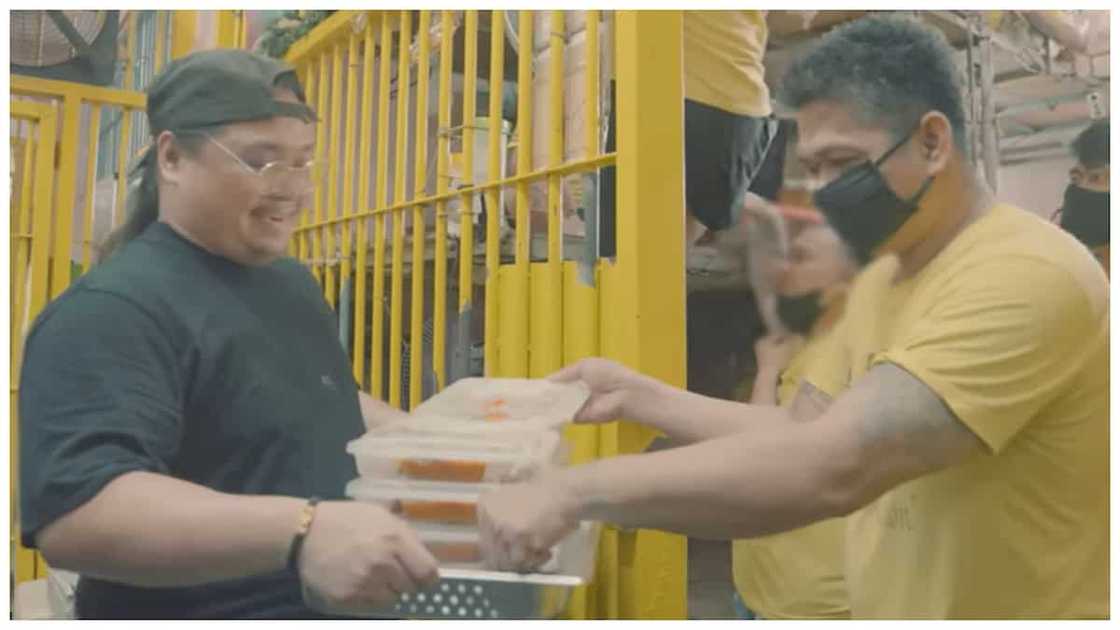 Ninong Ry, aminadong emosyonal sa pagluluto para sa 300 katao sa preso Ninong Ry, aminadong emosyonal sa pagluluto para sa 300 katao sa preso