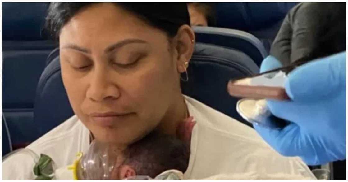 Ina na 'di alam na siya'y buntis, nagsilang habang nasa flight patungong Hawaii Ina na 'di alam na siya'y buntis, nagsilang habang nasa flight patungong Hawaii