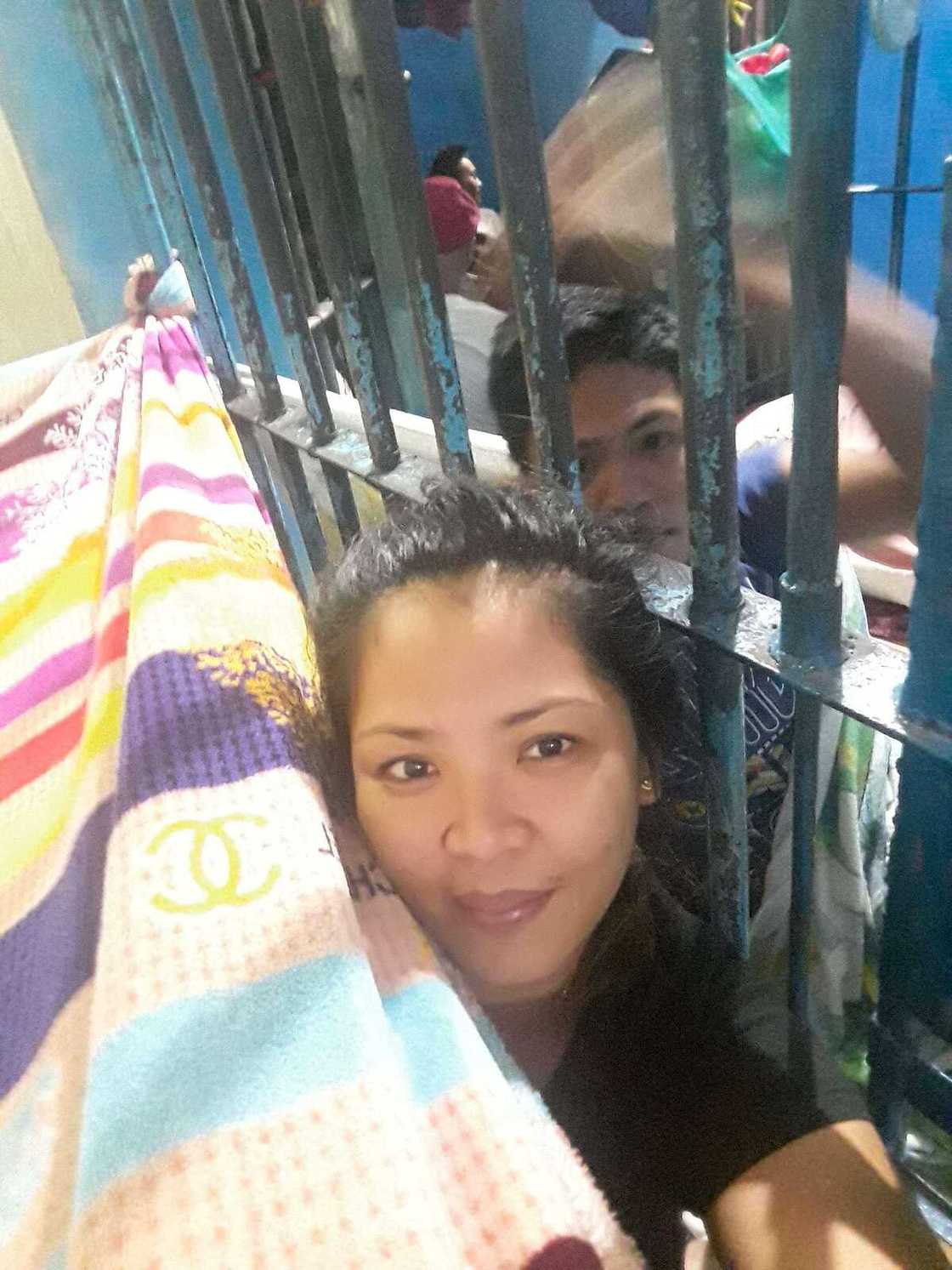 Wagas! Magkasintahan, magkatabi matulog kahit rehas ang pagitan ng pagmamahalan nila Wagas! Magkasintahan, magkatabi matulog kahit rehas ang pagitan ng pagmamahalan nila