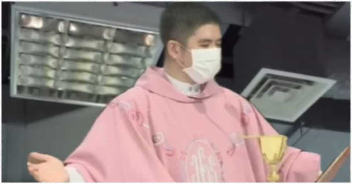 Rappler, ipinaliwanag bakit naka-pink ang mga paring nagmisa ngayong Marso 27 Rappler, ipinaliwanag bakit naka-pink ang mga paring nagmisa ngayong Marso 27