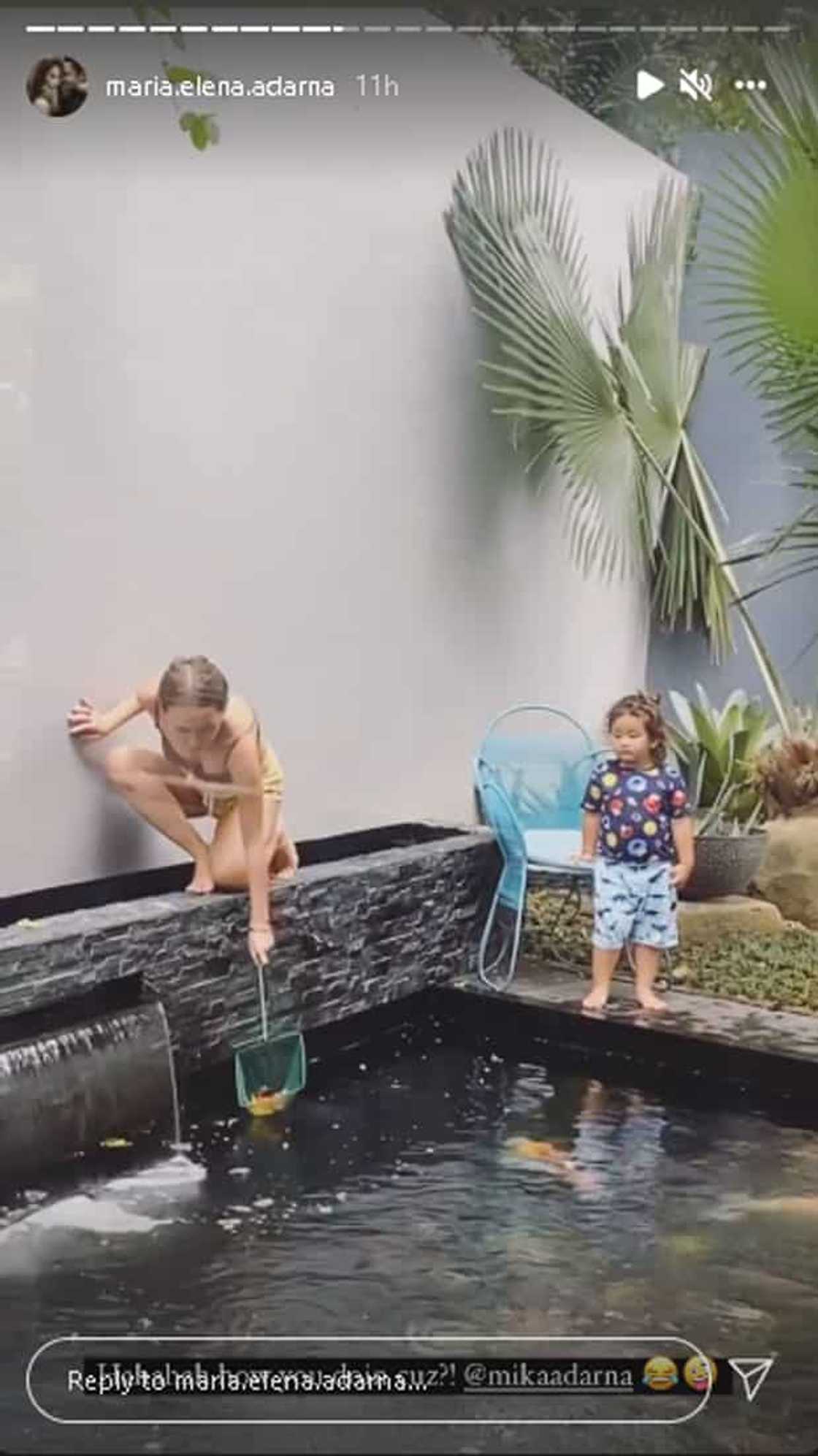 Ellen Adarna, walang kemeng nilinis ang koi pond sa bahay ni Derek Ramsay Ellen Adarna, walang kemeng nilinis ang koi pond sa bahay ni Derek Ramsay