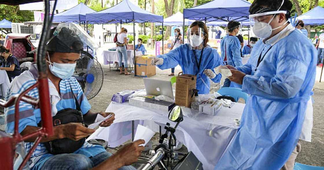 Viral video ng pagturok lang ng syringe sa pasyente, naging daan para DOH mag-imbestiga sa vaccination team Viral video ng pagturok lang ng syringe sa pasyente, naging daan para DOH mag-imbestiga sa vaccination team
