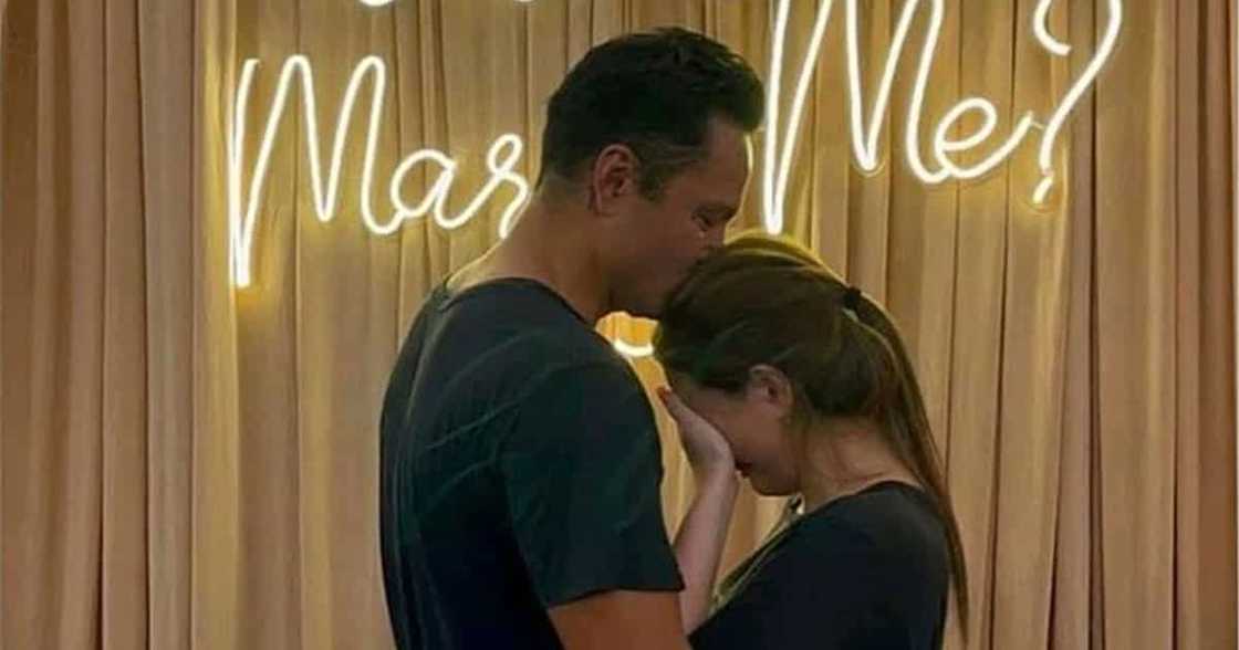 Derek Ramsay humagulgol matapos siyang tawaging "Dad" ni Austin Ramsay Derek Ramsay humagulgol matapos siyang tawaging "Dad" ni Austin Ramsay