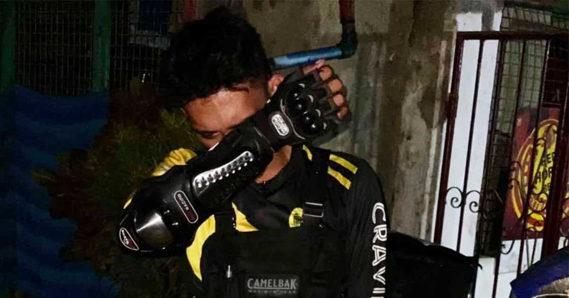 Rider, naiyak matapos humingi ng pasensya sa pagka-delay ng delivery Rider, naiyak matapos humingi ng pasensya sa pagka-delay ng delivery