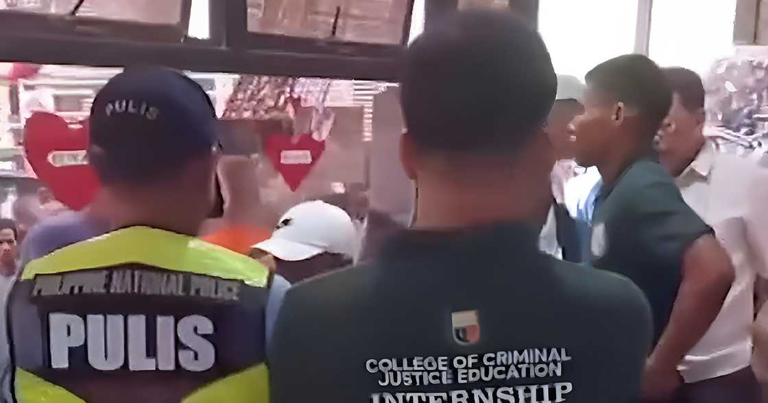 Lalaking nagtangkang dukutin dalawang batang estudyante, kinuyog ng mga tao; kinustudiya ng pulisya Lalaking nagtangkang dukutin dalawang batang estudyante, kinuyog ng mga tao; kinustudiya ng pulisya