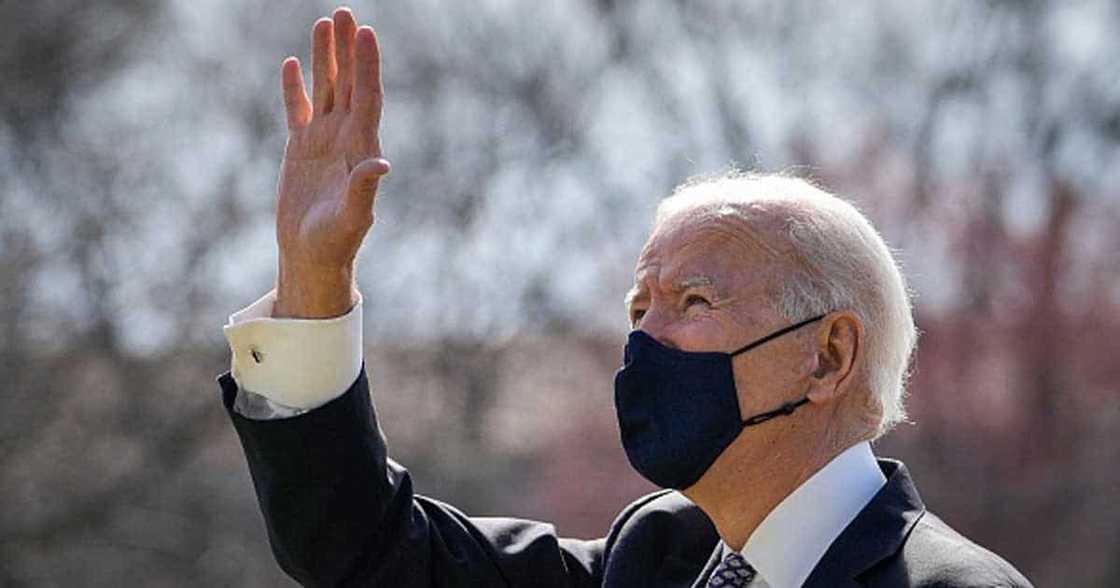 Pres. Joe Biden falls down the stairs of Air Force One: He’s now okay Pres. Joe Biden falls down the stairs of Air Force One: He’s now okay