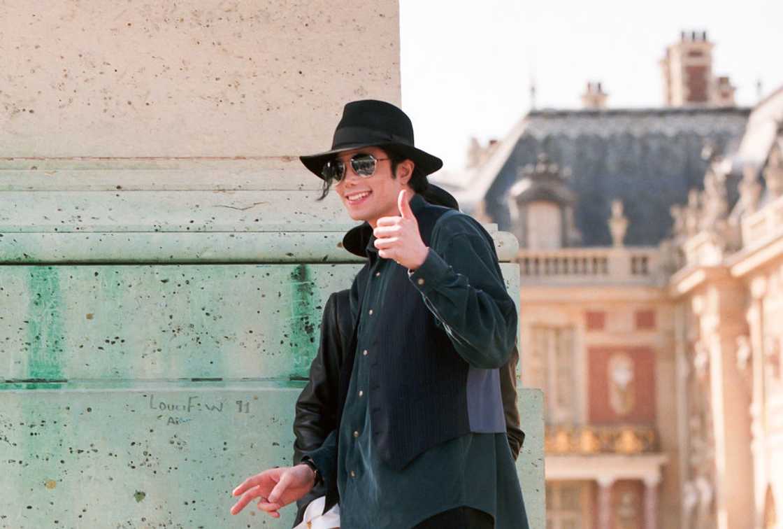 Lisa Marie Presley and Michael Jackson pose at the "Chateau de Versailles" on September 5, 1994 in Versailles, France.(Photo by Stephane Cardinale/Sygma via Getty Images) Lisa Marie Presley and Michael Jackson pose at the "Chateau de Versailles" on September 5, 1994 in Versailles, France.(Photo by Stephane Cardinale/Sygma via Getty Images)