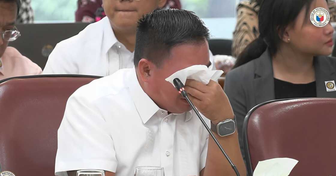 Kerwin Espinosa, napahagulgol habang nagbibigay ng mensahe para sa namayapang ama Kerwin Espinosa, napahagulgol habang nagbibigay ng mensahe para sa namayapang ama
