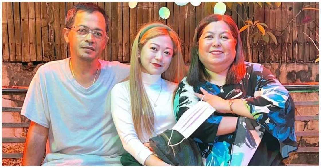 Pinay na ilang taong 'di nakauwi, halos di bitawan ng ina nang siya'y muling mayakap Pinay na ilang taong 'di nakauwi, halos di bitawan ng ina nang siya'y muling mayakap