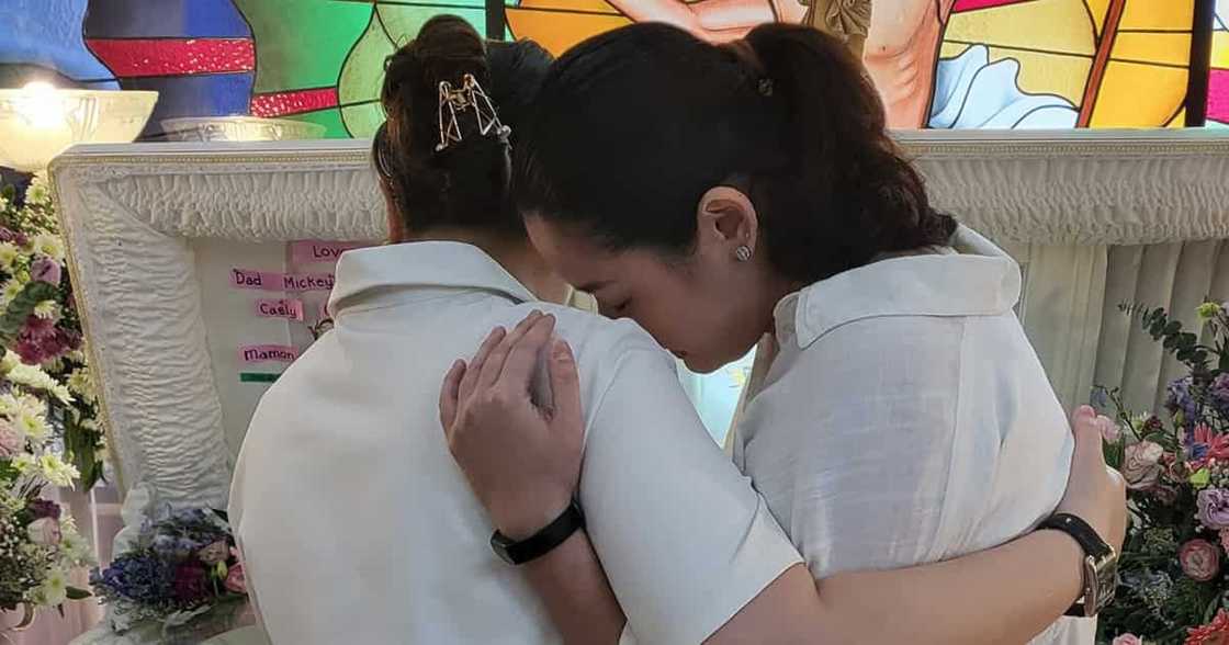 Iwa Moto at Janna Dominguez, emosyonal na nagyakapan sa burol ni Yzabel Ablan Iwa Moto at Janna Dominguez, emosyonal na nagyakapan sa burol ni Yzabel Ablan