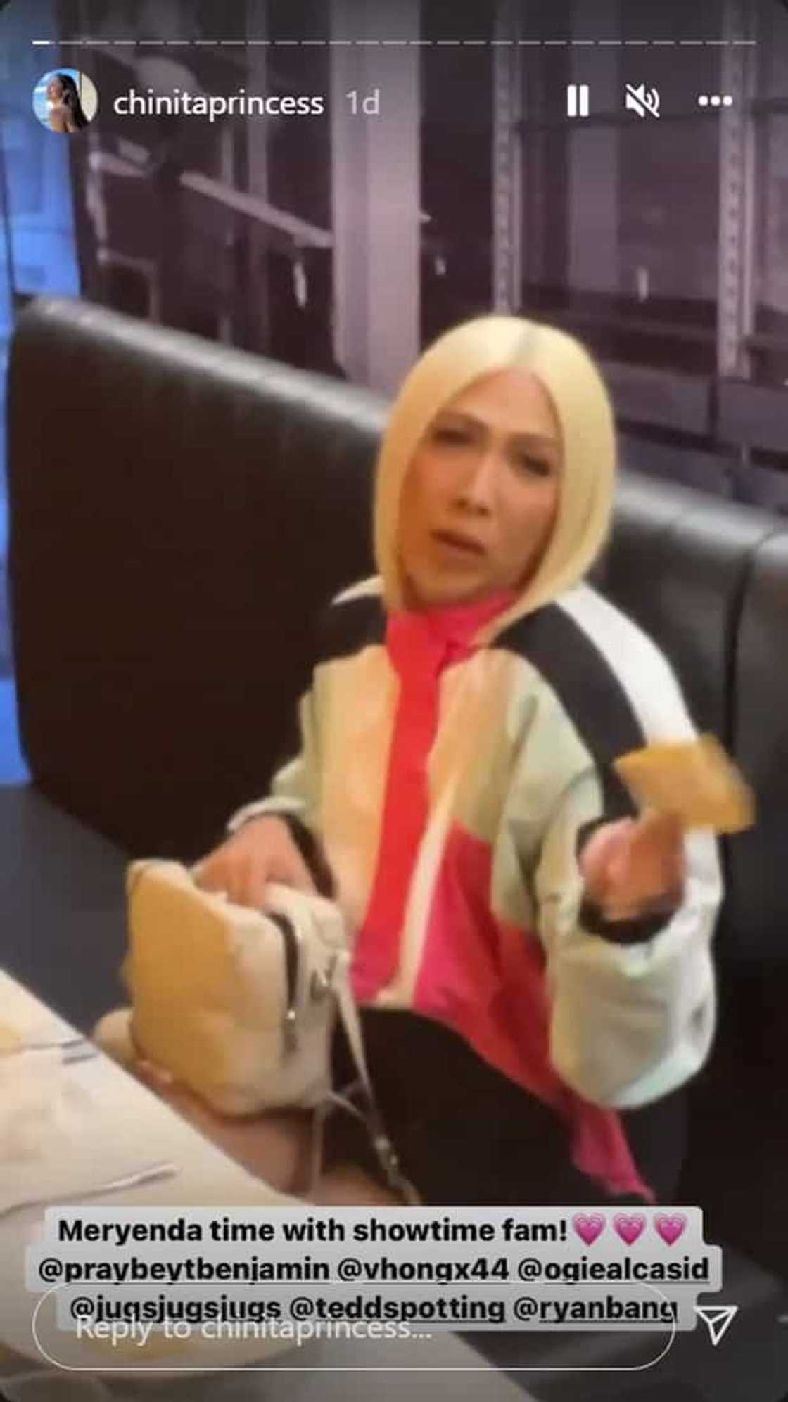 Vice Ganda, naging galante sa waiter; nagbigay ng P1K na tip: “One thousand. Big time!” Vice Ganda, naging galante sa waiter; nagbigay ng P1K na tip: “One thousand. Big time!”
