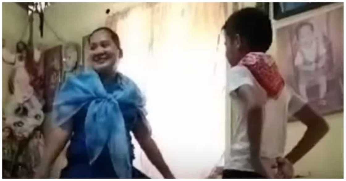 Inang naki-sayaw sa anak para sa video na ipapasa nito sa subject na P.E., hinangaan Inang naki-sayaw sa anak para sa video na ipapasa nito sa subject na P.E., hinangaan