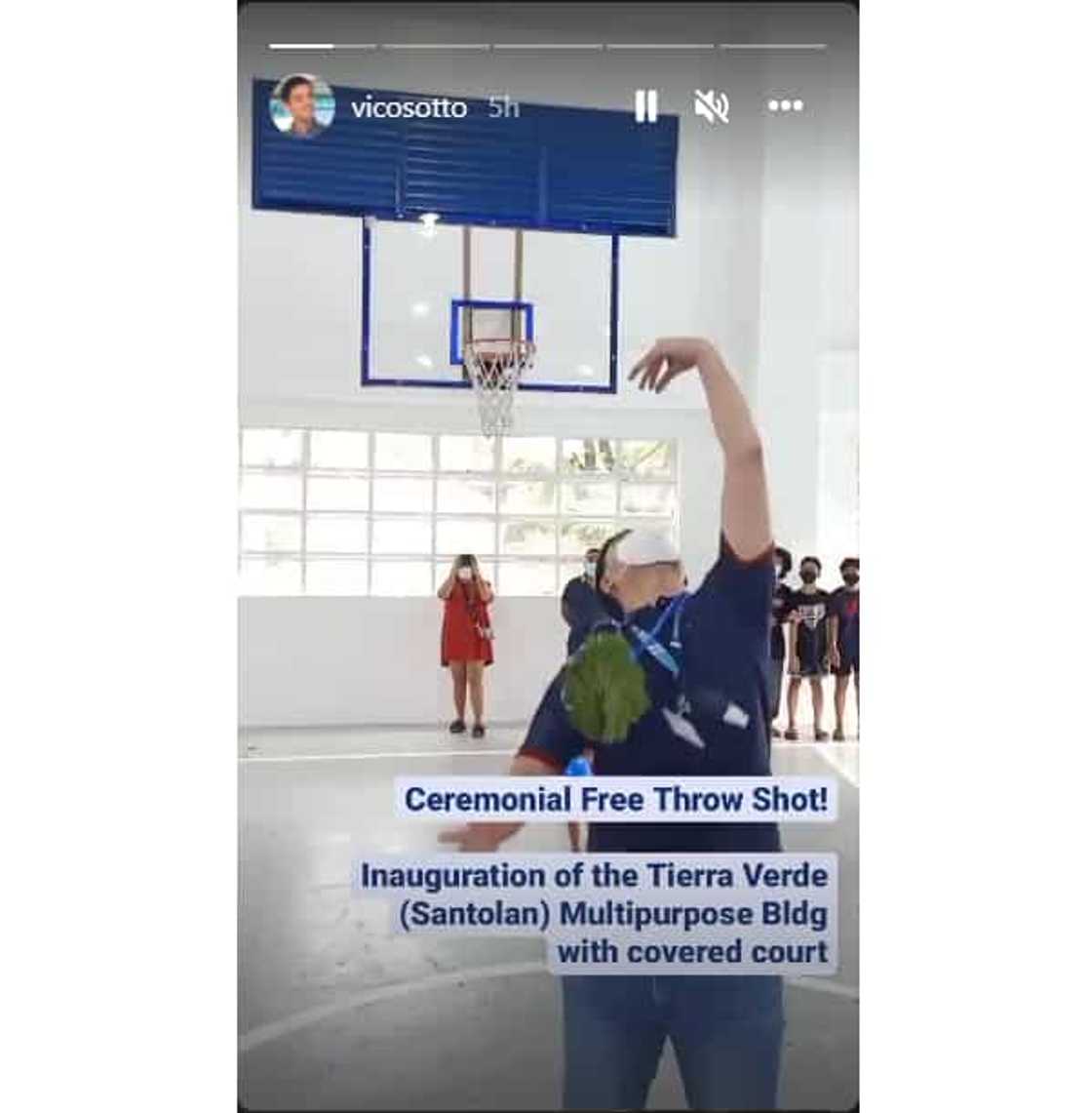 Vico Sotto, pasok ang free throw kahit nakatalikod; netizens, nawindang Vico Sotto, pasok ang free throw kahit nakatalikod; netizens, nawindang