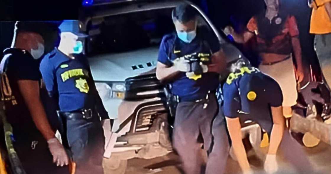 Tatlong bangkay na may nakapulupot sa leeg, natagpuan sa ilalim ng tulay sa Southern Leyte Tatlong bangkay na may nakapulupot sa leeg, natagpuan sa ilalim ng tulay sa Southern Leyte