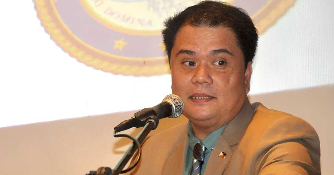 PAOCC official, suspendido matapos kumalat video ng umano'y pananampal sa janitor ng ni-raid na BPO PAOCC official, suspendido matapos kumalat video ng umano'y pananampal sa janitor ng ni-raid na BPO