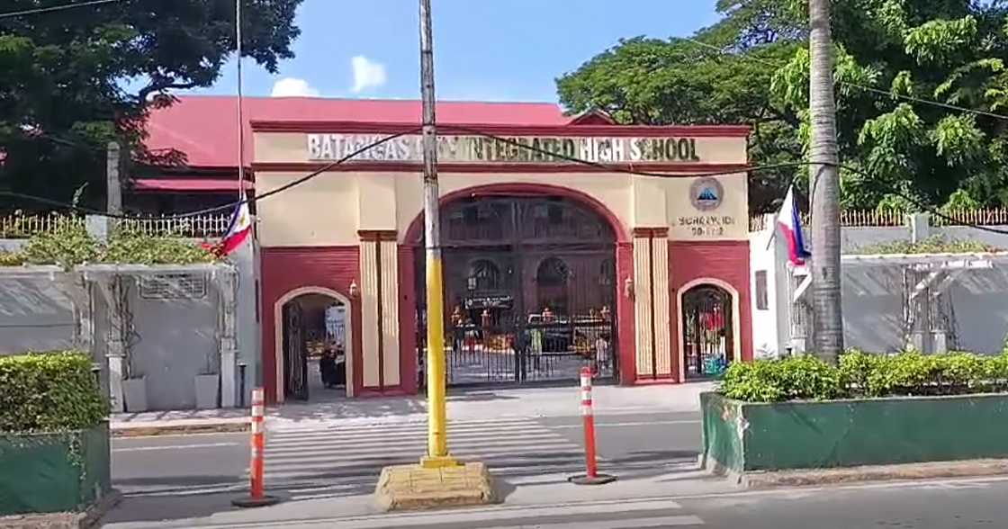 Batangas City Integrated High School sinuspinde ang klase matapos ulat ng banta Batangas City Integrated High School sinuspinde ang klase matapos ulat ng banta
