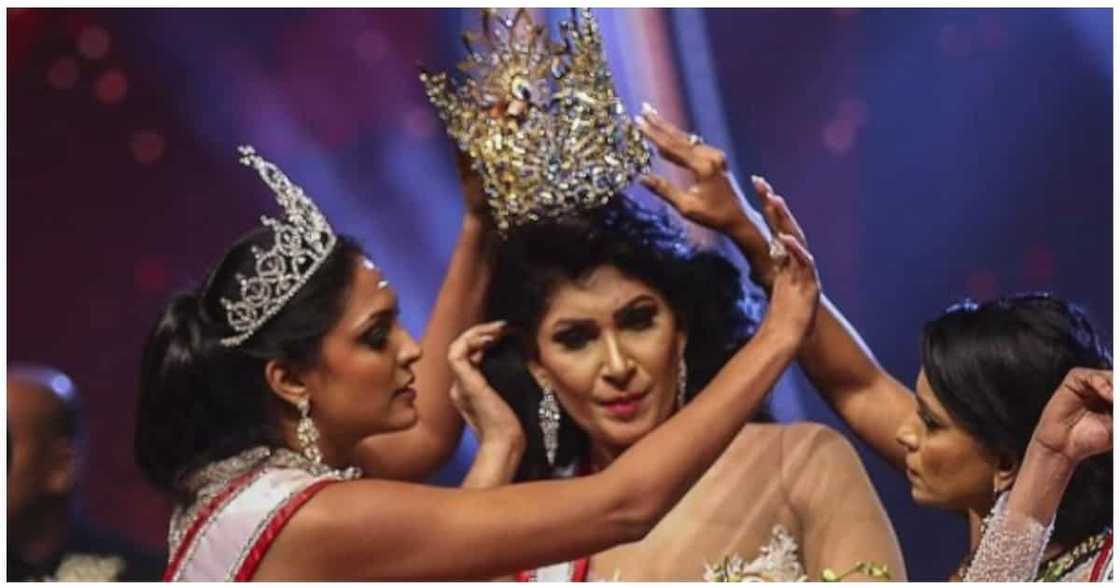 Itinanghal na Mrs. Sri Lanka, binawian ng korona dahil hiwalay umano sa asawa Itinanghal na Mrs. Sri Lanka, binawian ng korona dahil hiwalay umano sa asawa
