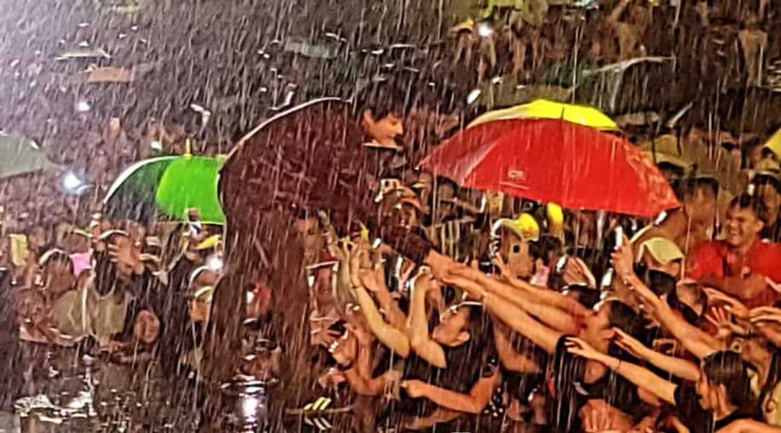 Daniel Padilla, nag-concert sa Davao sa gitna ng malakas na ulan Daniel Padilla, nag-concert sa Davao sa gitna ng malakas na ulan