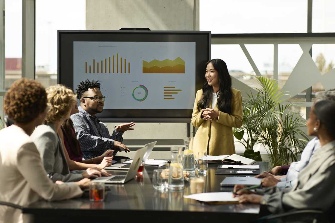 A lady makes a presentation in office