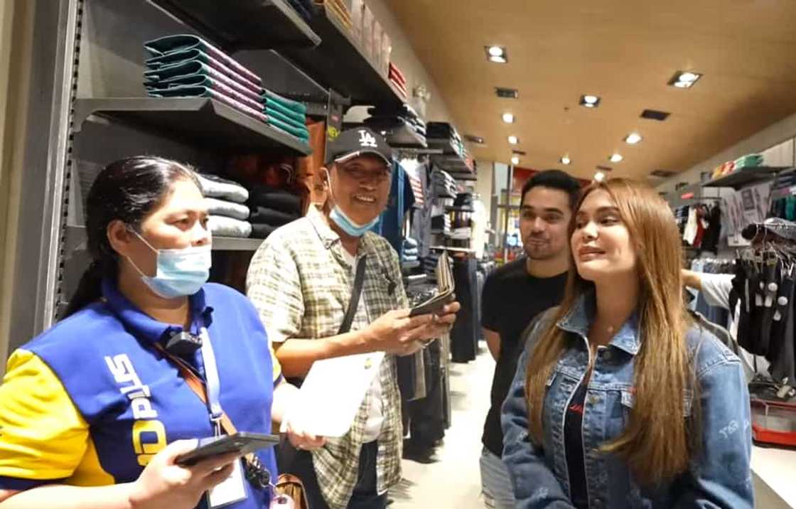 Ivana Alawi, kinaaliwan sa kanyang 'Swaaping wallets with a Stranger' vlog Ivana Alawi, kinaaliwan sa kanyang 'Swaaping wallets with a Stranger' vlog