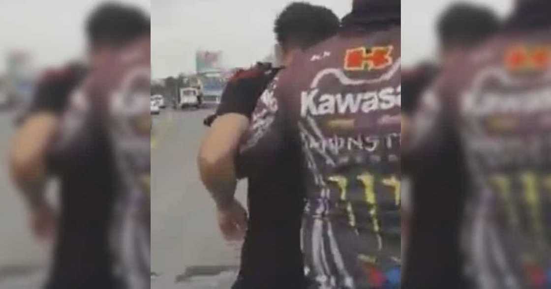 Video of Grab driver's heroic rescue of guy who tried to jump from flyover goes viral Video of Grab driver's heroic rescue of guy who tried to jump from flyover goes viral
