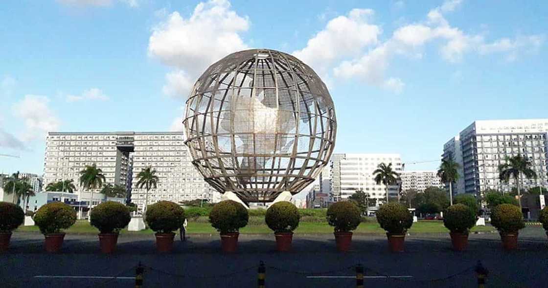 MOA globe globe na nakuhanan ng video na binibitbit ng isang helicopter, naibalik na sa dating kinalalagyan MOA globe globe na nakuhanan ng video na binibitbit ng isang helicopter, naibalik na sa dating kinalalagyan