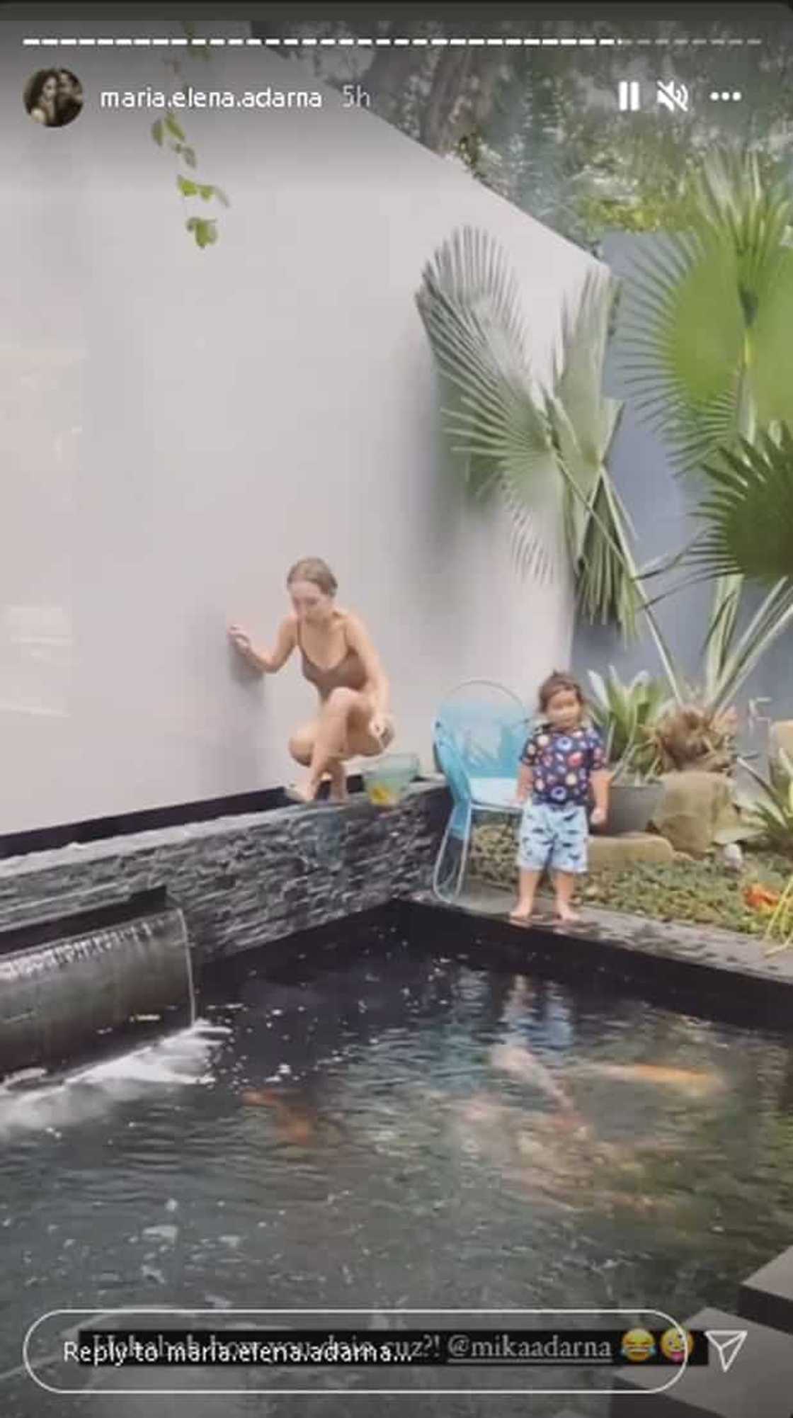 Ellen Adarna, walang kemeng nilinis ang koi pond sa bahay ni Derek Ramsay Ellen Adarna, walang kemeng nilinis ang koi pond sa bahay ni Derek Ramsay