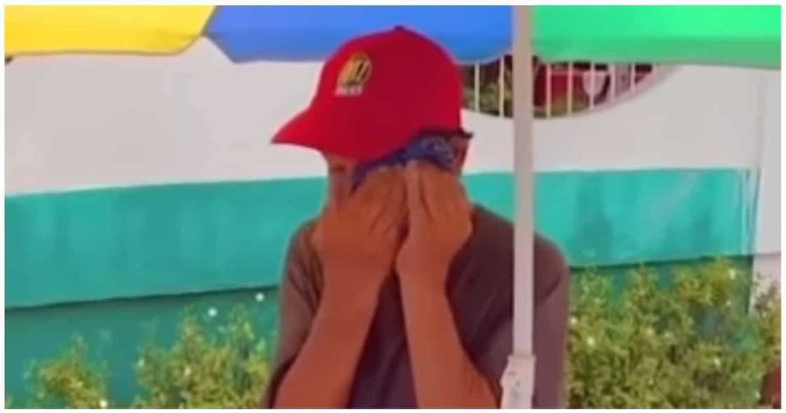 Nag-viral na sorbetero, emosyonal na ibinahagi ang kwento ng kanyang pagsusumikap Nag-viral na sorbetero, emosyonal na ibinahagi ang kwento ng kanyang pagsusumikap
