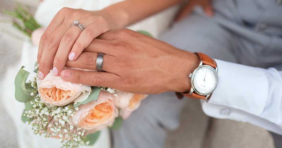 Pari, nagulat sa paraan ng pagsagot ni groom sa kasal: "Abot SM eh" Pari, nagulat sa paraan ng pagsagot ni groom sa kasal: "Abot SM eh"