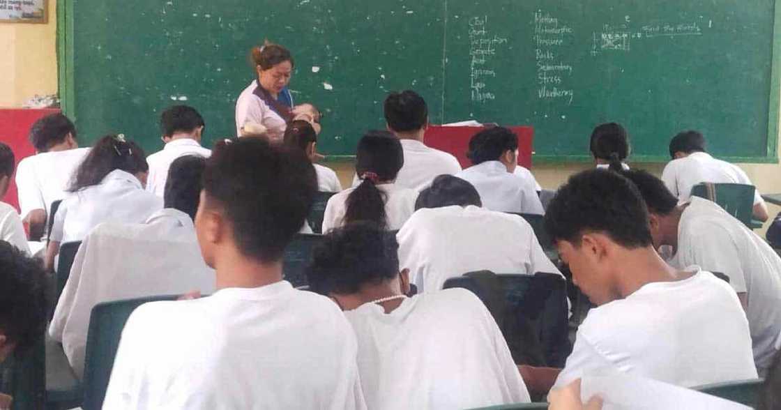 Titser, buong pusong kinarga baby ng kanyang estudyante para makatapos ng kanyang seatwork ang huli Titser, buong pusong kinarga baby ng kanyang estudyante para makatapos ng kanyang seatwork ang huli