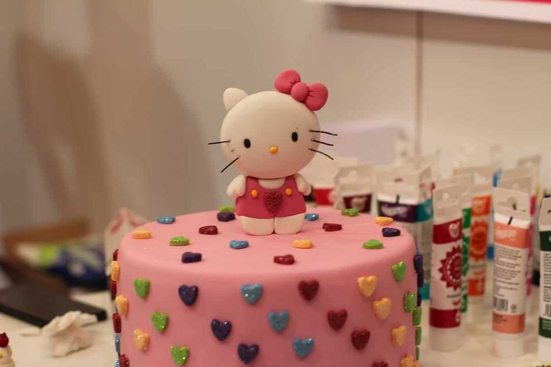 Hello Kitty cake design