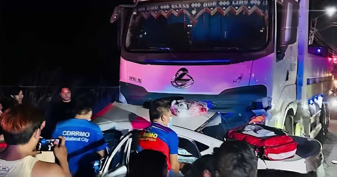 Buntis, dalawa pa, patay nang mabangga sa truck; mga biktima, galing umano sa lamay Buntis, dalawa pa, patay nang mabangga sa truck; mga biktima, galing umano sa lamay
