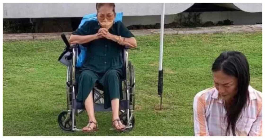BB Gandanghari, emosyonal sa pagdalaw sa puntod ng kapatid kasama ni Mommy Eva @gandangharibb BB Gandanghari, emosyonal sa pagdalaw sa puntod ng kapatid kasama ni Mommy Eva @gandangharibb