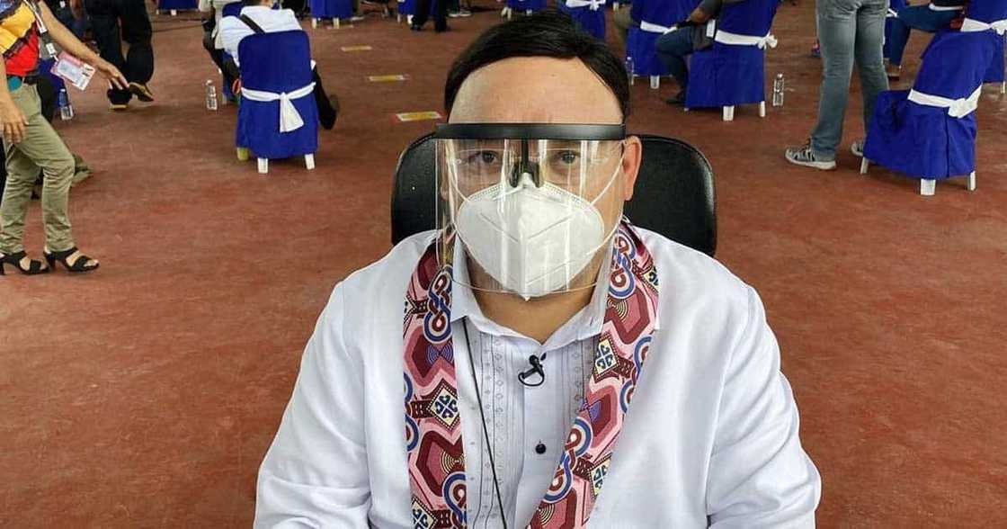 Harry Roque, kinumpirma na sinabi ni President Duterte na dapat sa ospital lang ginagamit ang face shields Harry Roque, kinumpirma na sinabi ni President Duterte na dapat sa ospital lang ginagamit ang face shields