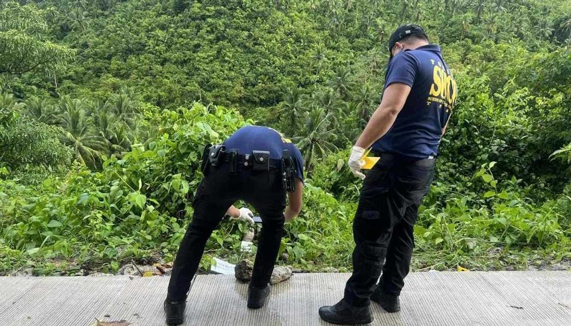 Bangkay ng lalaki natagpuan sa gilid ng kalsada sa Aloguinsan, Cebu Bangkay ng lalaki natagpuan sa gilid ng kalsada sa Aloguinsan, Cebu