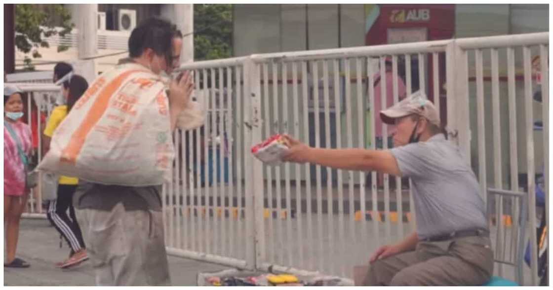 Korean vendor, pinagmalasakitan ang vlogger na nagpanggap na pulubi Korean vendor, pinagmalasakitan ang vlogger na nagpanggap na pulubi