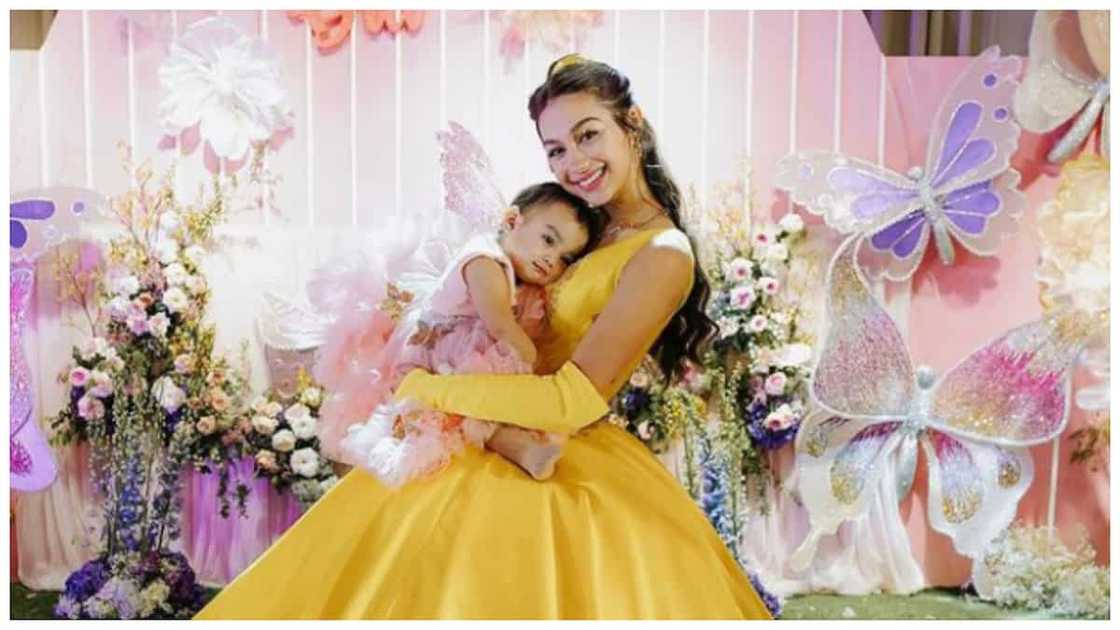 Zeinab, pasok sa top 3 YouTubers ng 2022; pinasalamatan ang kanyang mga Zebbies Zeinab, pasok sa top 3 YouTubers ng 2022; pinasalamatan ang kanyang mga Zebbies