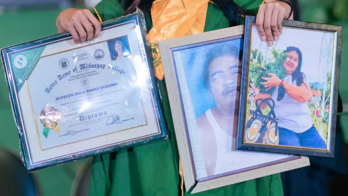 Estudyanteng bitbit sa stage ang larawan ng mga yumaong magulang, viral Estudyanteng bitbit sa stage ang larawan ng mga yumaong magulang, viral