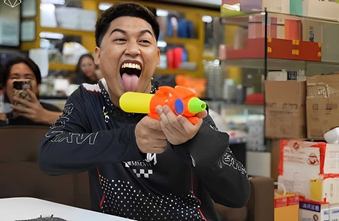 Boy Dila, binenta ang water gun kay Boss Toyo bago ang Wattah Wattah Festival Boy Dila, binenta ang water gun kay Boss Toyo bago ang Wattah Wattah Festival