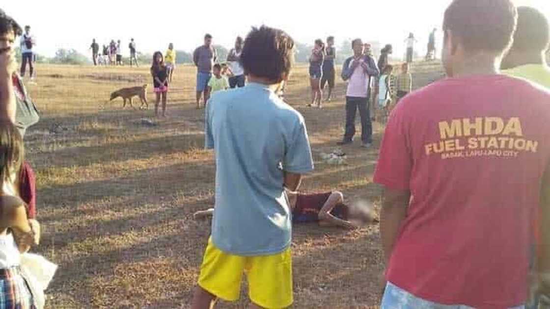 Bangkay ng 16-anyos, natagpuan sa bakanteng lote; hubad at binalatan ang mukha Bangkay ng 16-anyos, natagpuan sa bakanteng lote; hubad at binalatan ang mukha