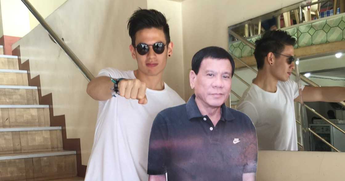 Jake Ejercito clarifies stance after viral 2016 photos with Rodrigo Duterte’s standee Jake Ejercito clarifies stance after viral 2016 photos with Rodrigo Duterte’s standee
