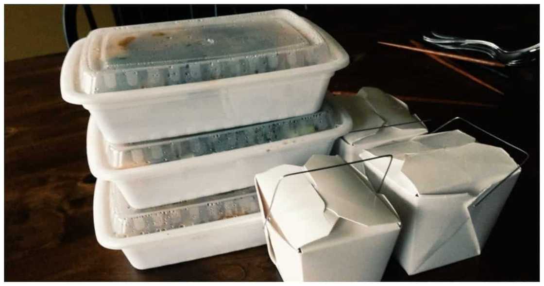 Mag-asawang nagpa-take out ng pagkain, nagulat nang 'dagdagan' ng waiter ang iuuwi nila Mag-asawang nagpa-take out ng pagkain, nagulat nang 'dagdagan' ng waiter ang iuuwi nila